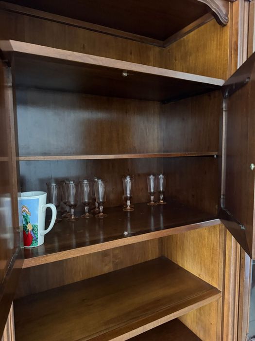 Vendo cristaleira em Madeira