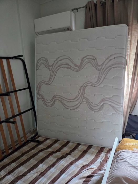 Cama de casal. Em bom estado. Qualidade superior.