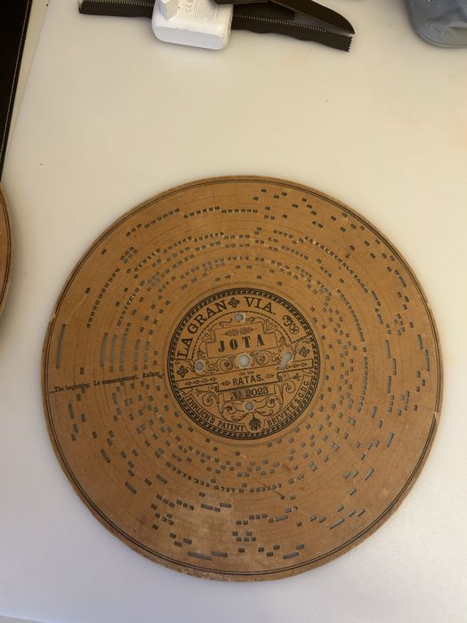 Disco de música antigo de cartão perfurado (placa de música) para órgão mecânico ou organete do sistema Ariston.