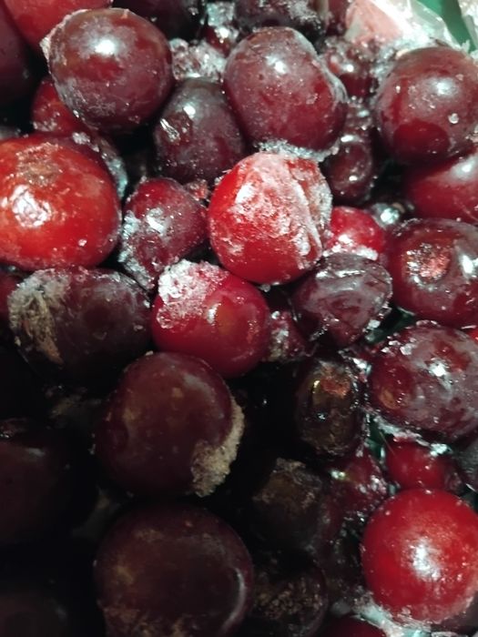 Вишня ,мороженная, сорт Чернокорка , пересылаю .