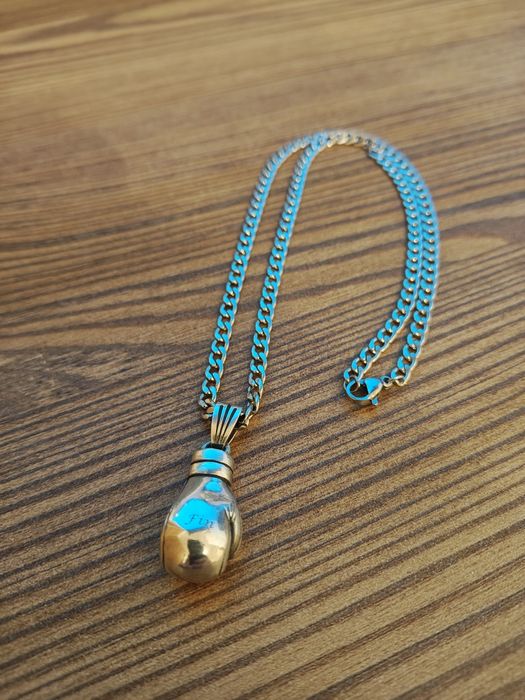 Srebrny wisiorek w kształcie rękawicy bokserskiej z łańcuszkiem