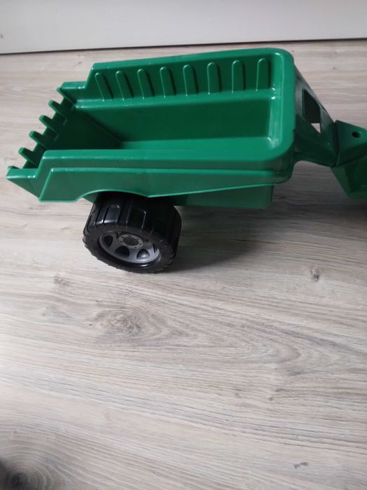 Duży traktor z przyczepą