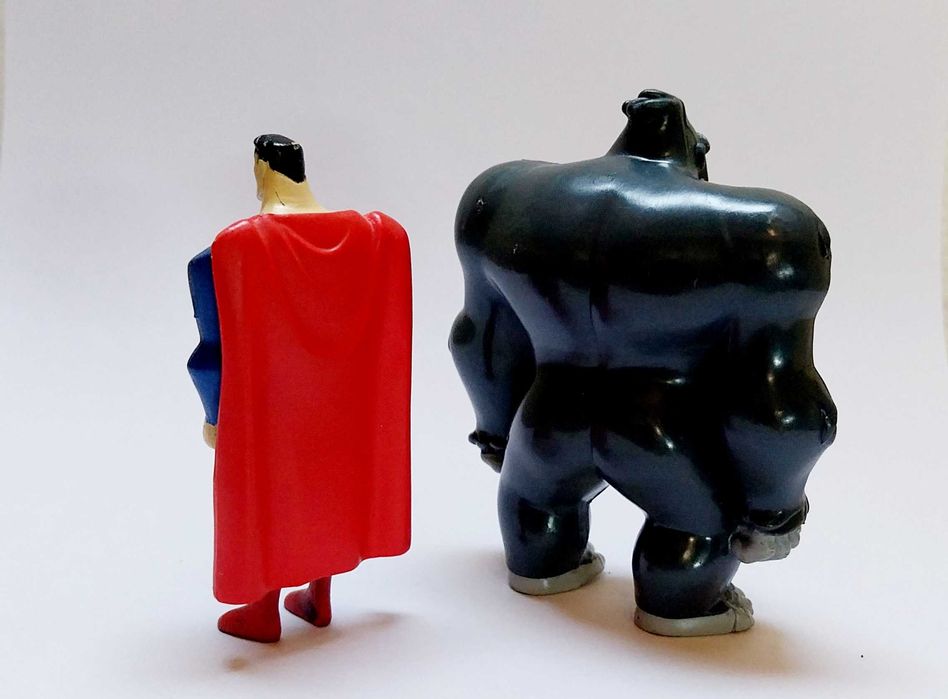 Bonecos Super-Homem e Gorila Grodd em pvc