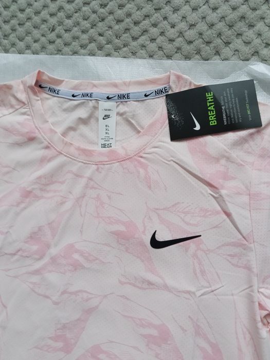 Różowa bluzka nike