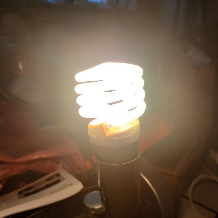 7 świetlówek, żarówek Polux i Philips. Cena za zestaw.