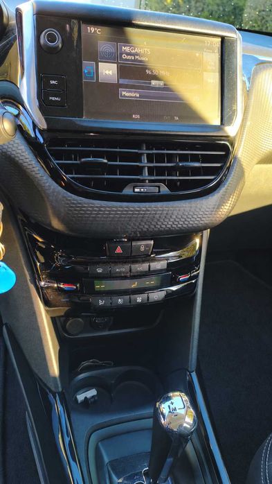 Peugeot 2008 1.6 BlueHDi Automático Allure