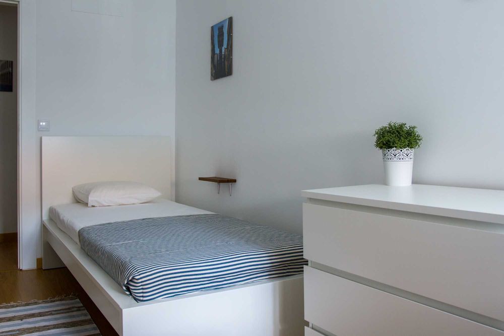 Quarto de solteiro para arrendar - Entrecampos