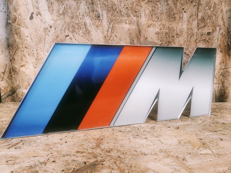 Lightbox BMW dla fana marki. Podświetlane logo, plafon, baner LED 3D