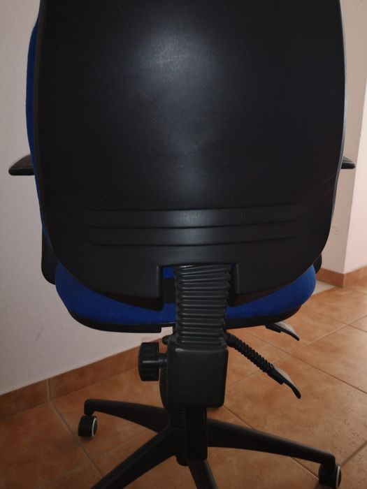 Cadeira de escritório com apoio de braço