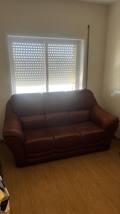 Sofá de pele castanho