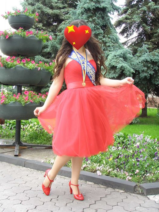 Святкова сукня червоного кольору