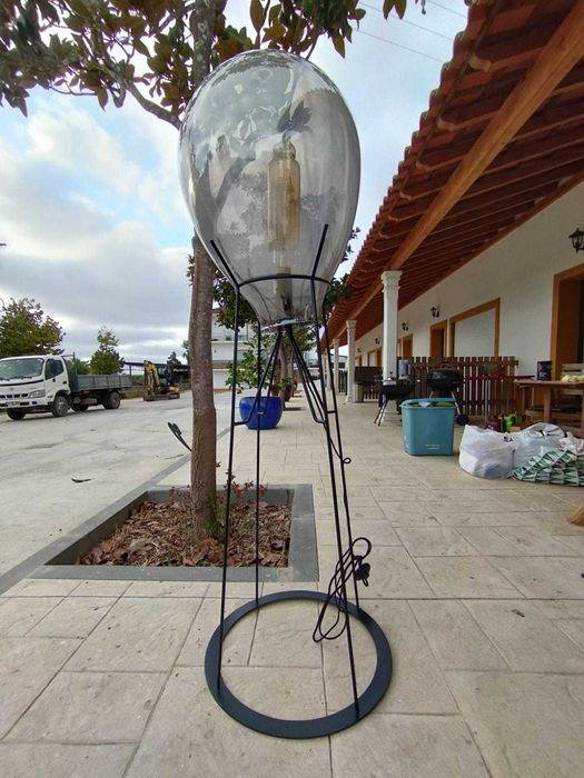 Candeeiro de Pé Grande – Design Moderno