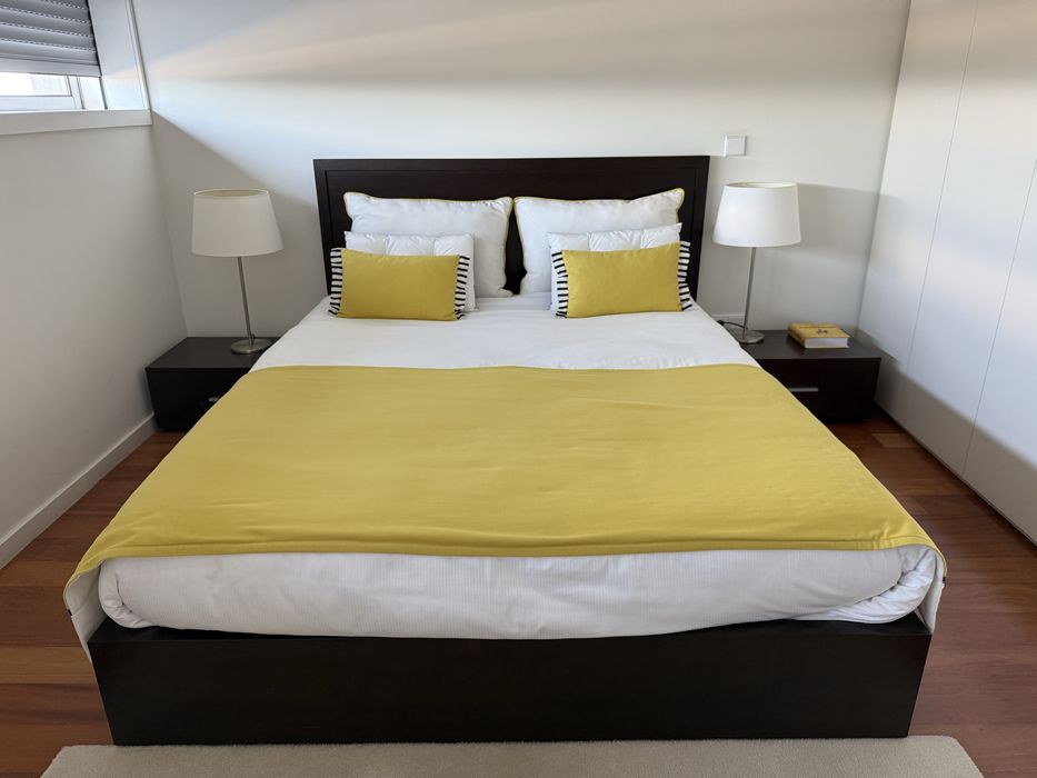 Cama madeira maciça 150 cms e mesinhas de cabeceira