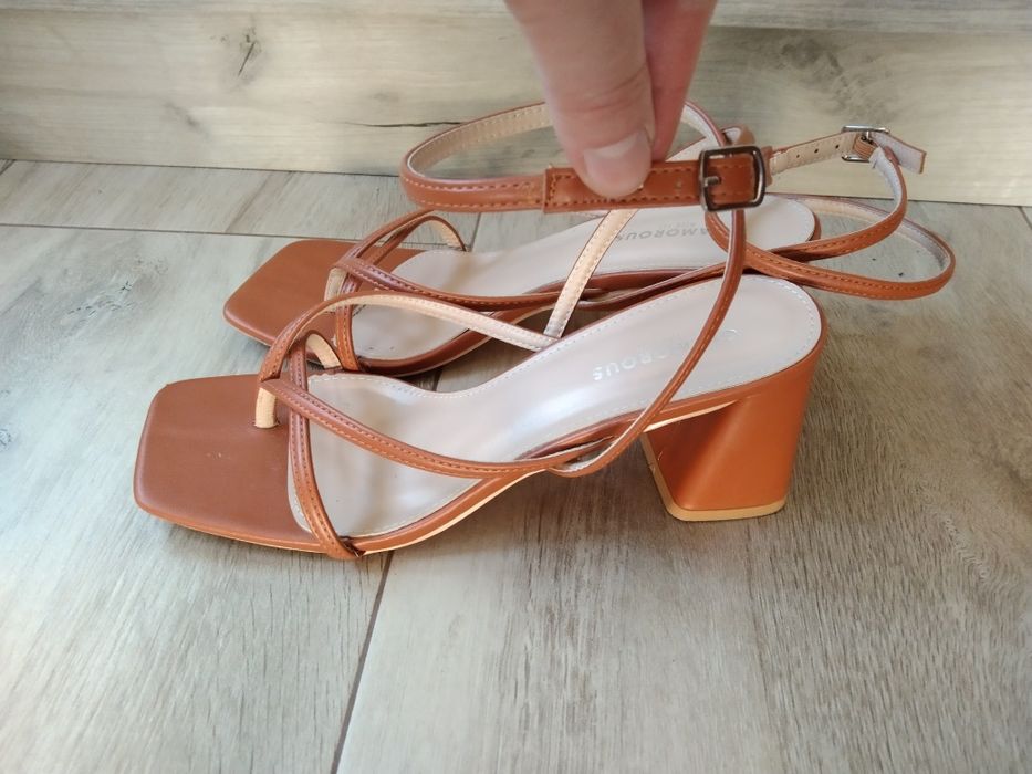 Piękne buty na słupku, sandałki