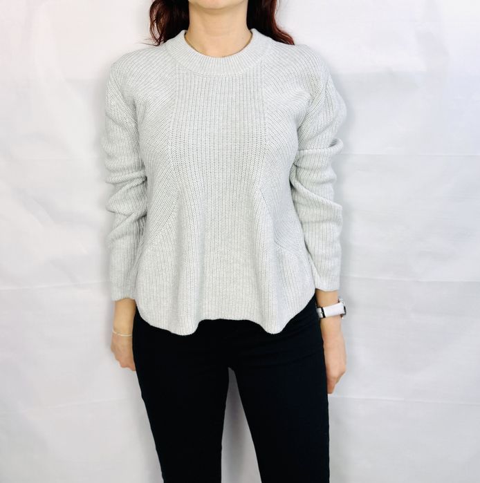 Jasnoszary sweter z falującym dołem M 38