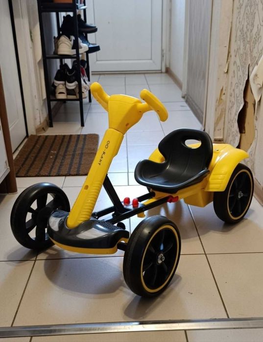 Жовтий дитячий електромобіль на акумуляторі складний