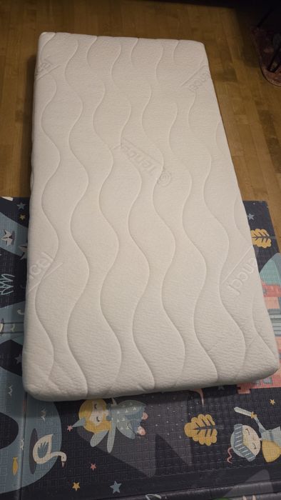 Łóżeczko dziecięce z opuszczanym bokiem z materacem