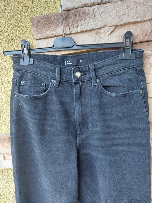 Czarne jeansy mom fit z rozdarciami
