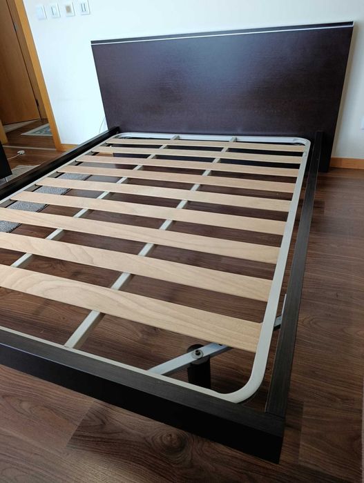 Conjunto de cama com mesas de cabeceira