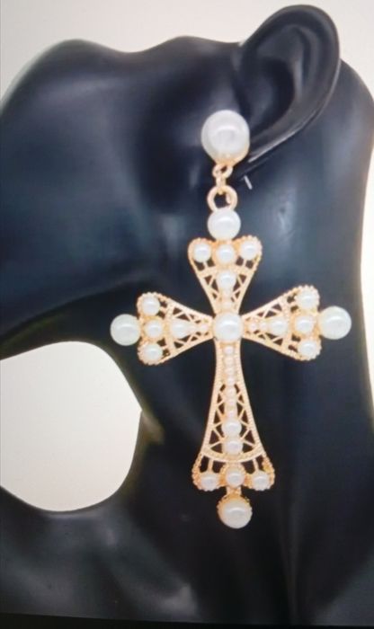 Kolczyki  krzyże duże z imitacją pereł.