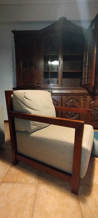 Conjunto sofá e poltrona em bom estado de conservação