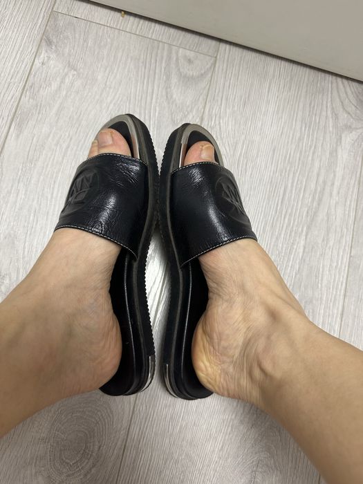 Шкіряні шльопки DKNY