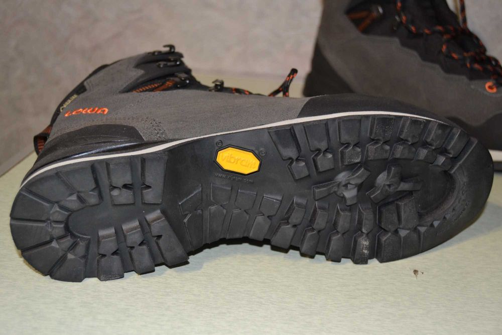 LOWA-треккинговые ботинки (оригинал)Новые!