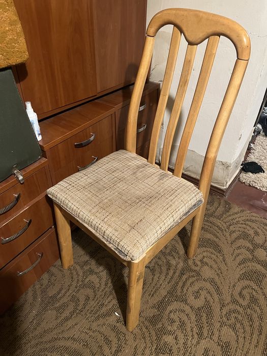 Стул офісний з мʼяким сидінням