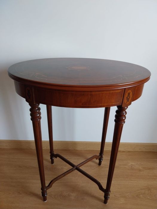 Mesa oval raiz nogueira