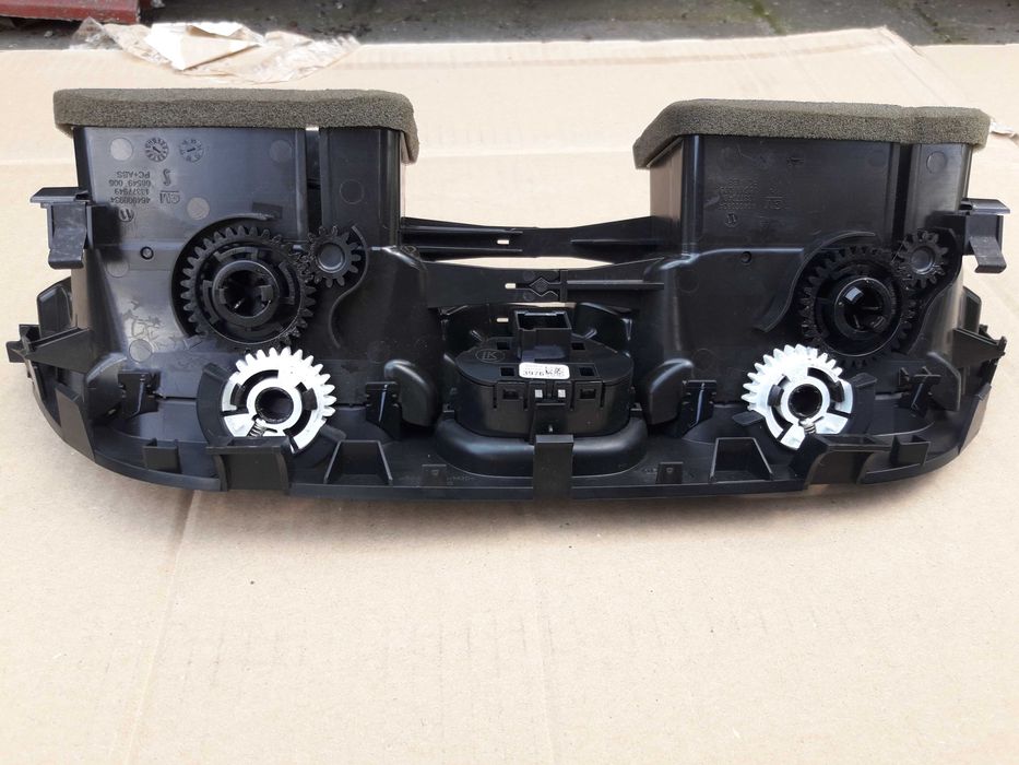 Środkowa Kratka Nawiewu Konsoli Opel Corsa E 2014-19