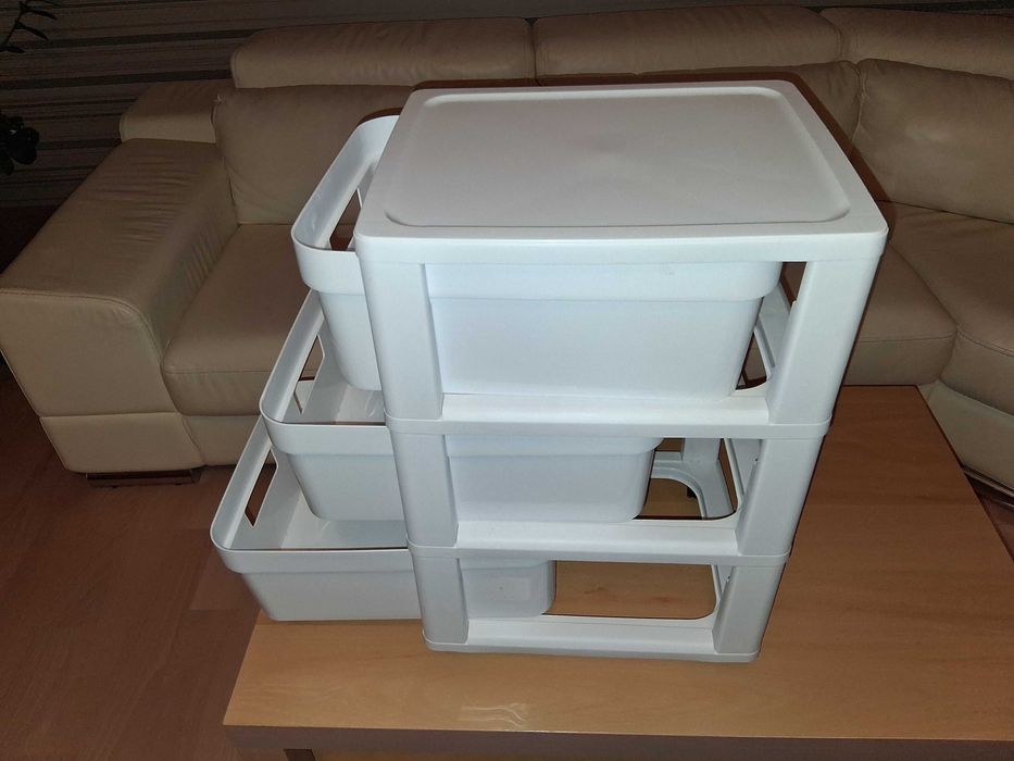 Organizer biały składany na kółkach.