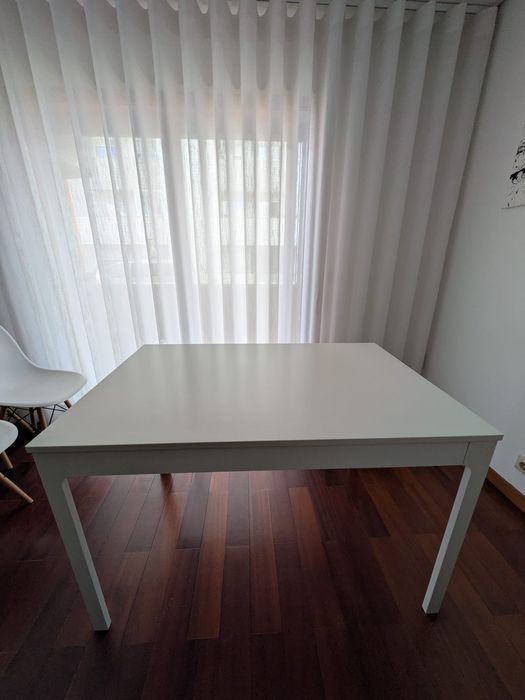 Mesa branca extensível