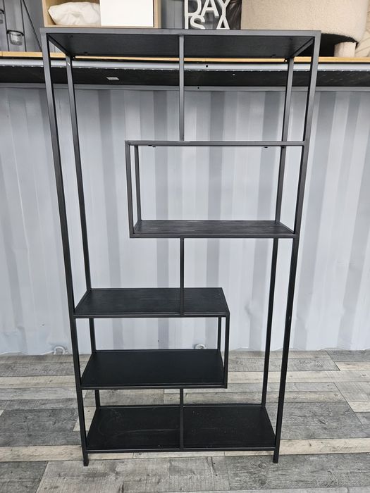 Czarny metalowy otwarty regał