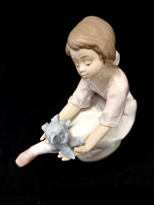 Фарфоровая статуэтка Лладро, дефект, читайте описание.