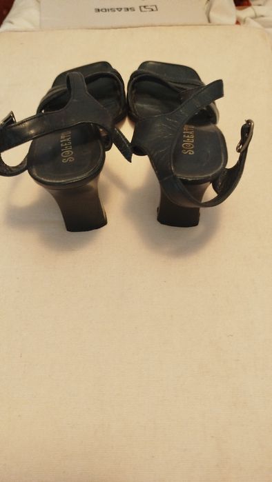 Sandálias azuis de salto alto