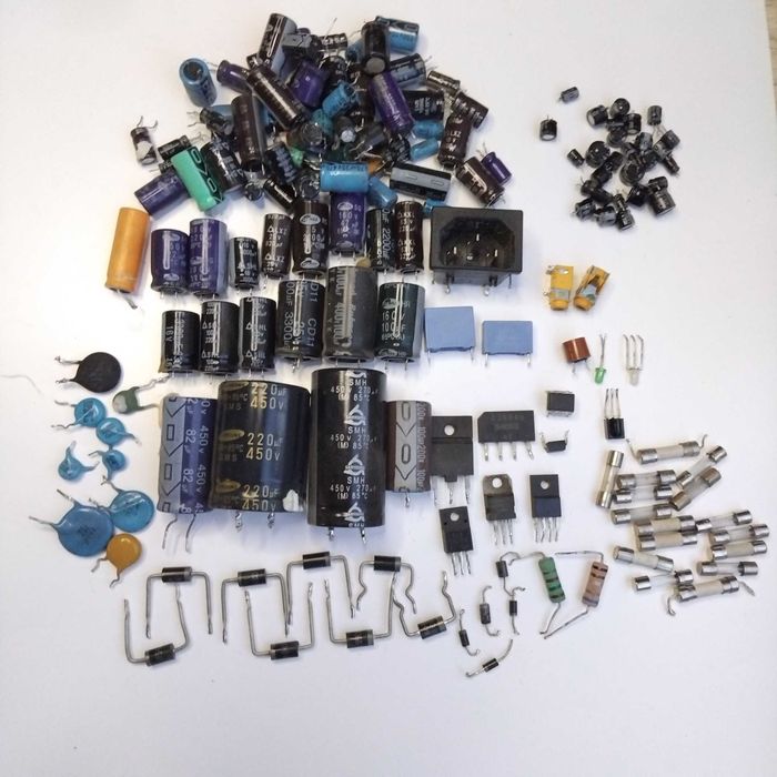 Радіо деталі конденсатор, транзистор, мікросхема, запобіжник.