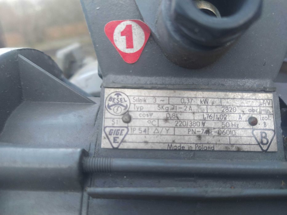 Silnik trójfazowy z kołnierzem 0,37 kW 2820 obr/min polski Besel