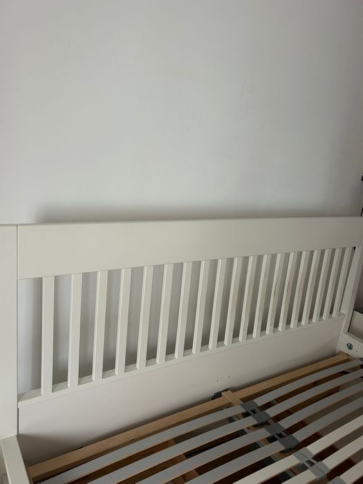 Cama casal com gavetões e estrado.