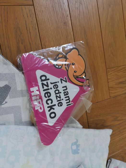 Pieluszki, śliniaczki, rękawica do mycia, nalepka na samochód, nożyczk