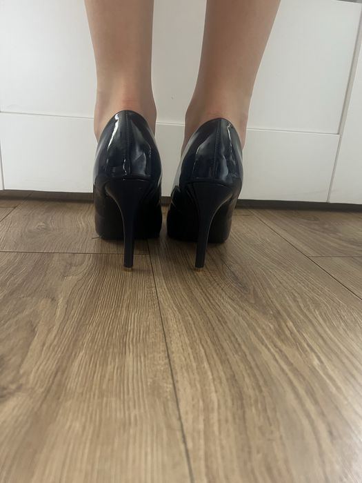 Piękne granatowe szpilki