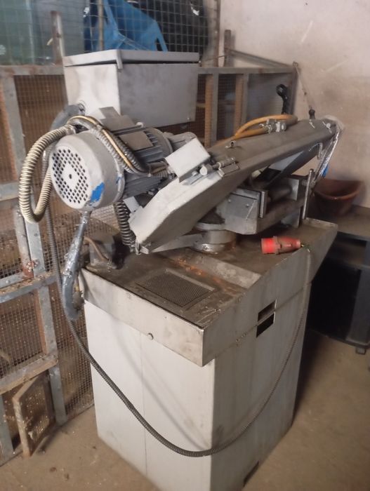 Vendo esta máquina de cortar ferro a trabalhar muito bem