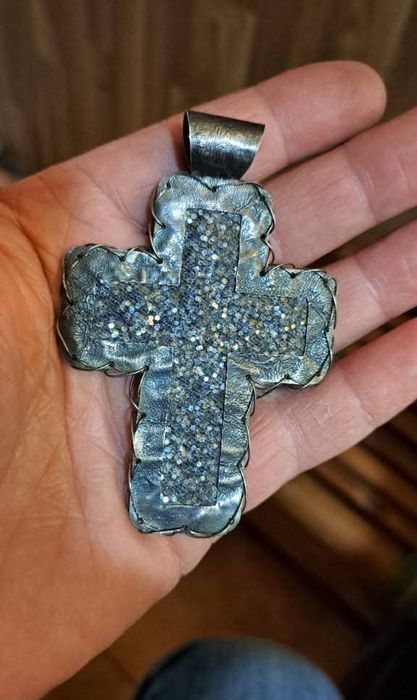 Cruz vintage Rara em prata contrastada.