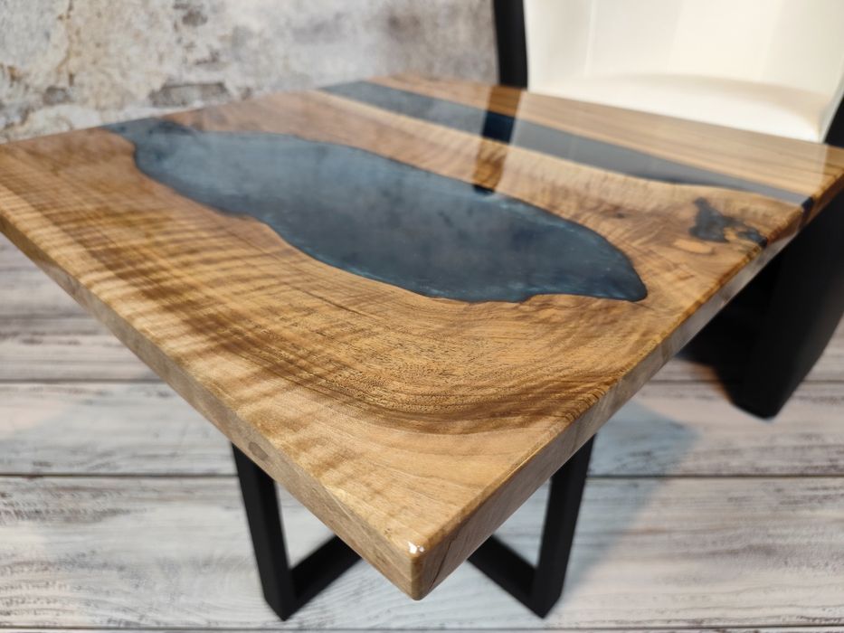 Stolik kawowy Blue Canyon z orzecha włoskiego i żywicy Pracownia Stolarska TheLoveOfWood