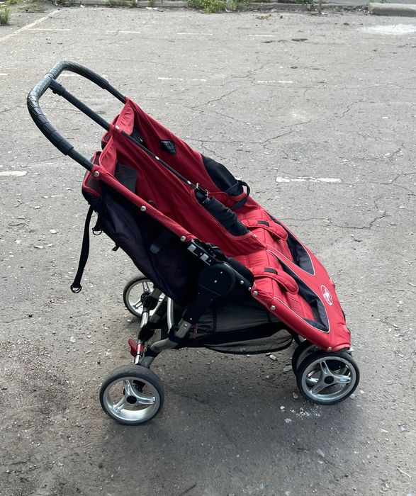Дуже зручна коляска для двійні Baby Jogger City Mini.
