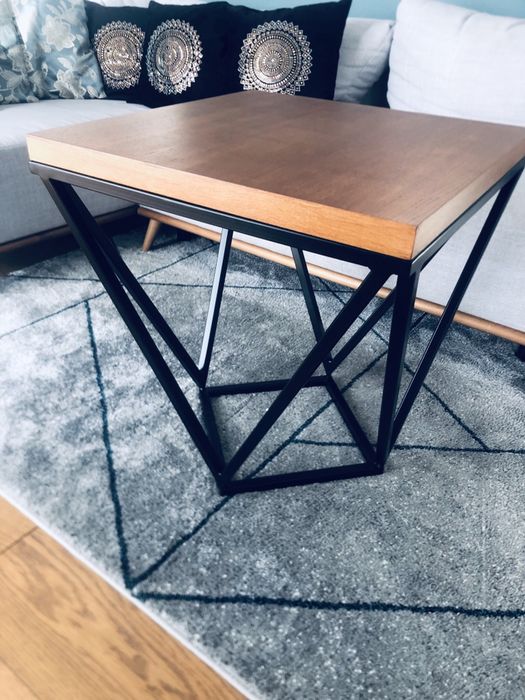 Nowoczesny stolik kawowy w stylu loft.