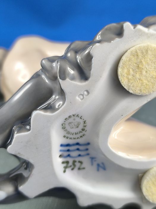 Faun z papugą Royal Copenhagen #porcelana #ozdoba #dekoracja