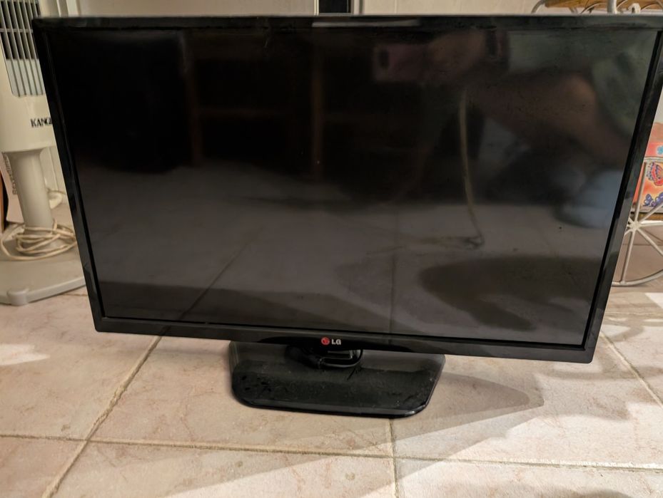 Televisão LG com 74 cm