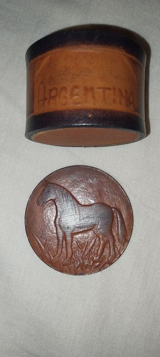 Caixa de cabedal com cavalo, Argentina