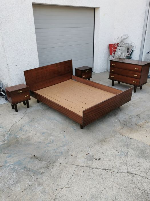 Cama de casal cómoda e 2 mesinhas de cabeceira