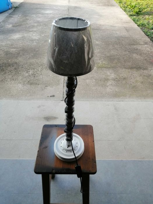 Candeeiro feito com peças de carro